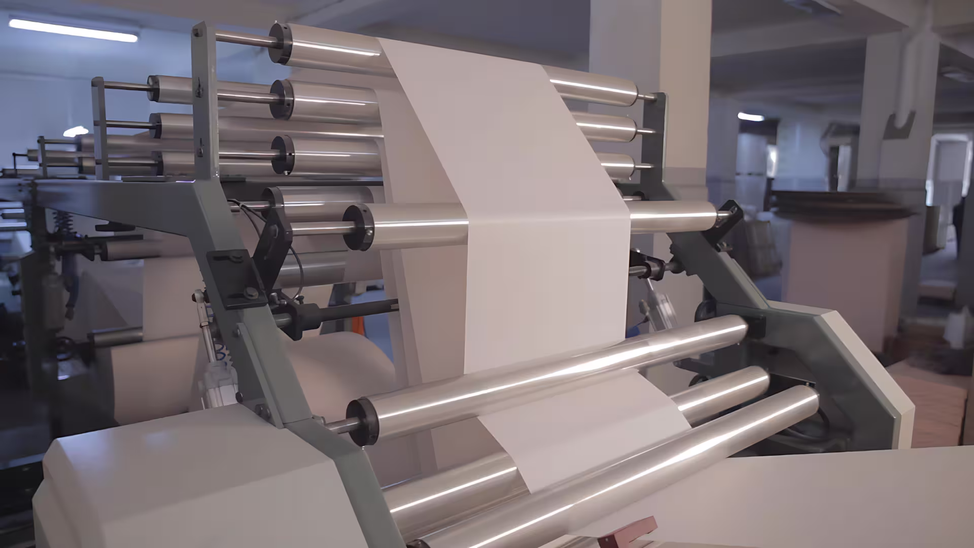 Four rolls web bridge component on paper sheeter machine