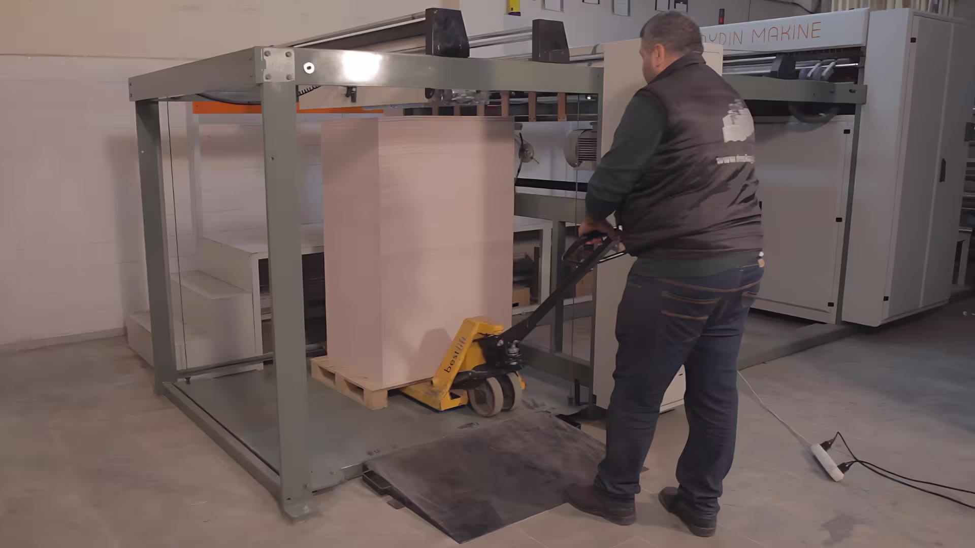 Pallet unloading section of paper sheeter machine