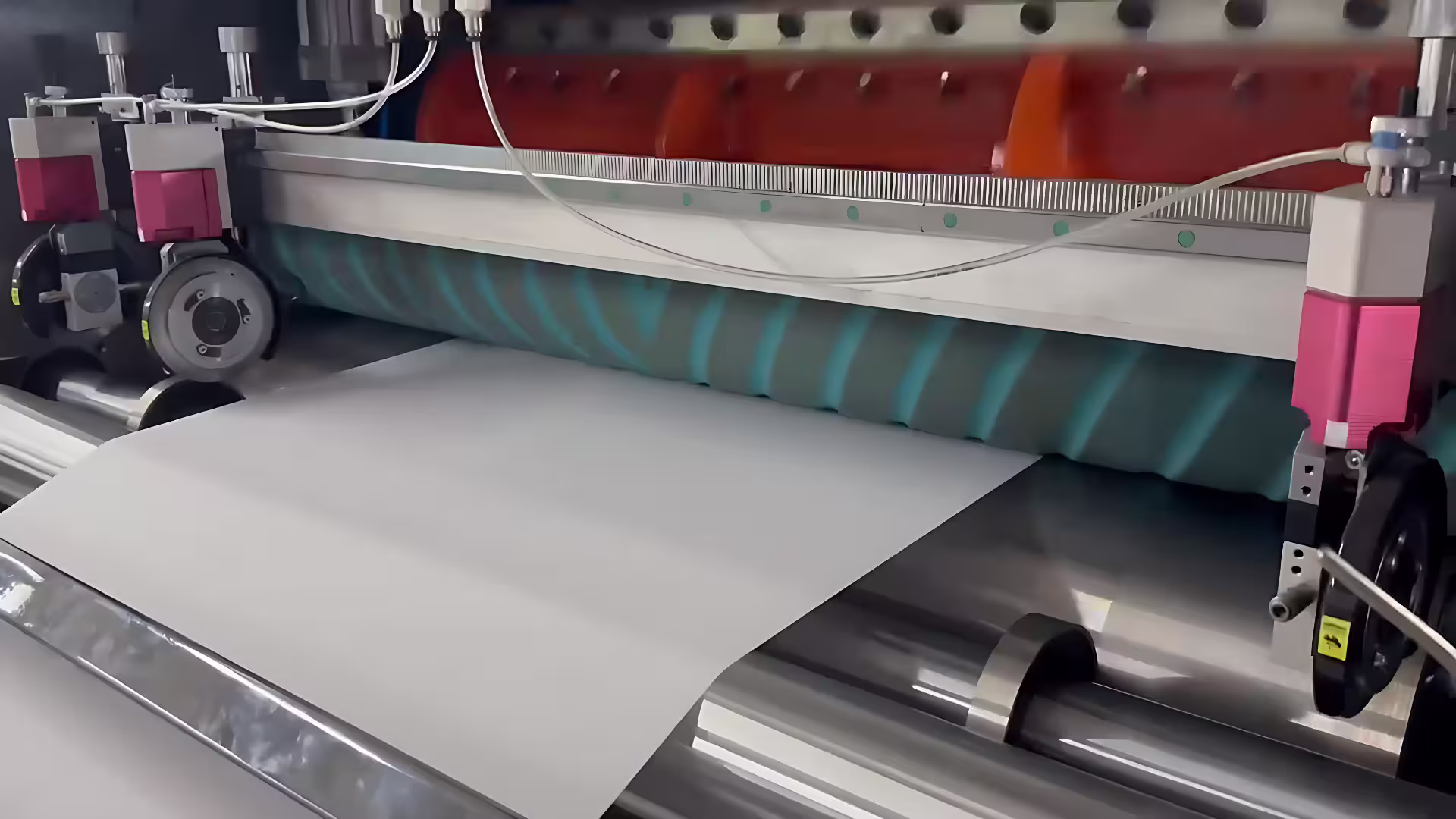 Pneumatic pulling roller