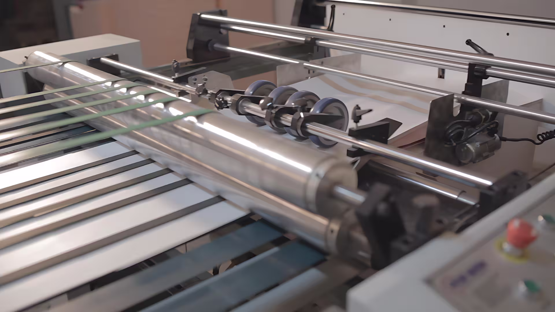 Sheet stacking with vibration feature on paper sheeter machine