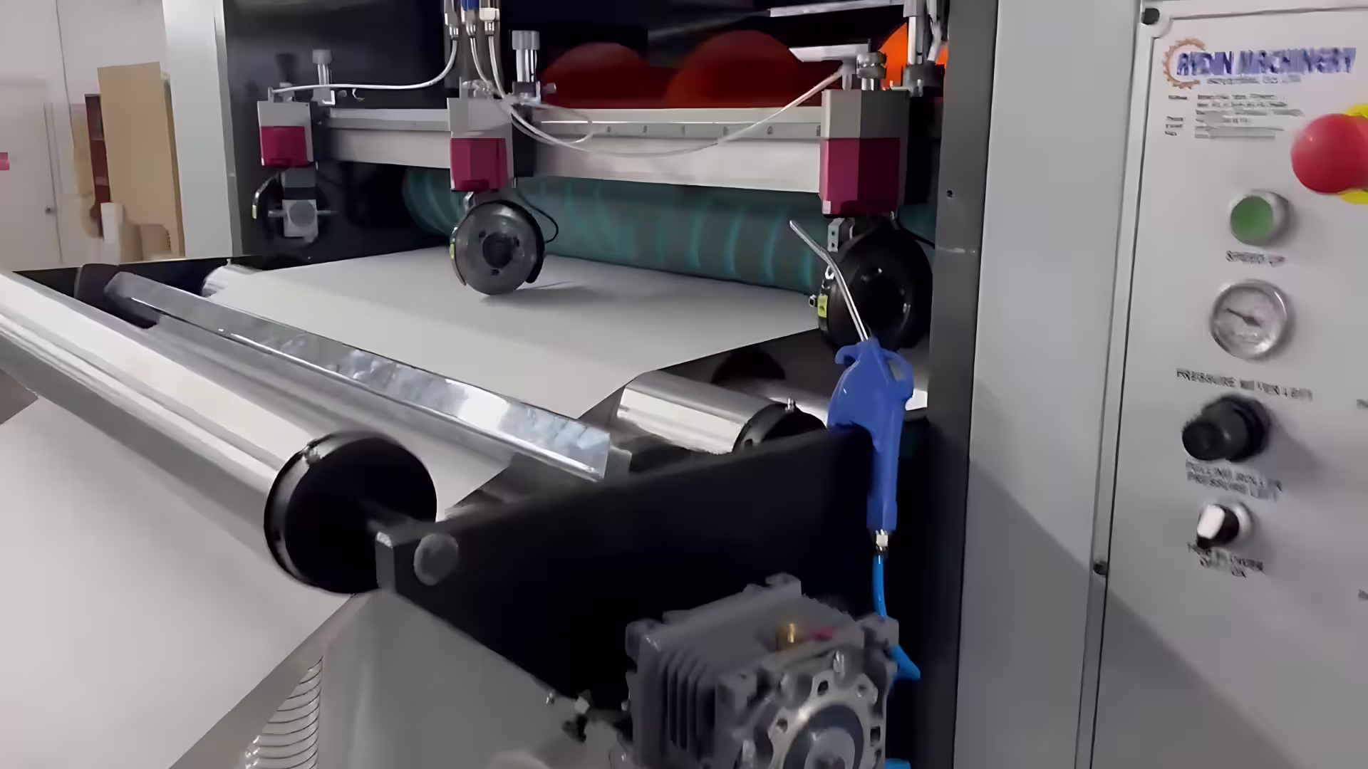 Two rolls decurler part of paper sheeter machine