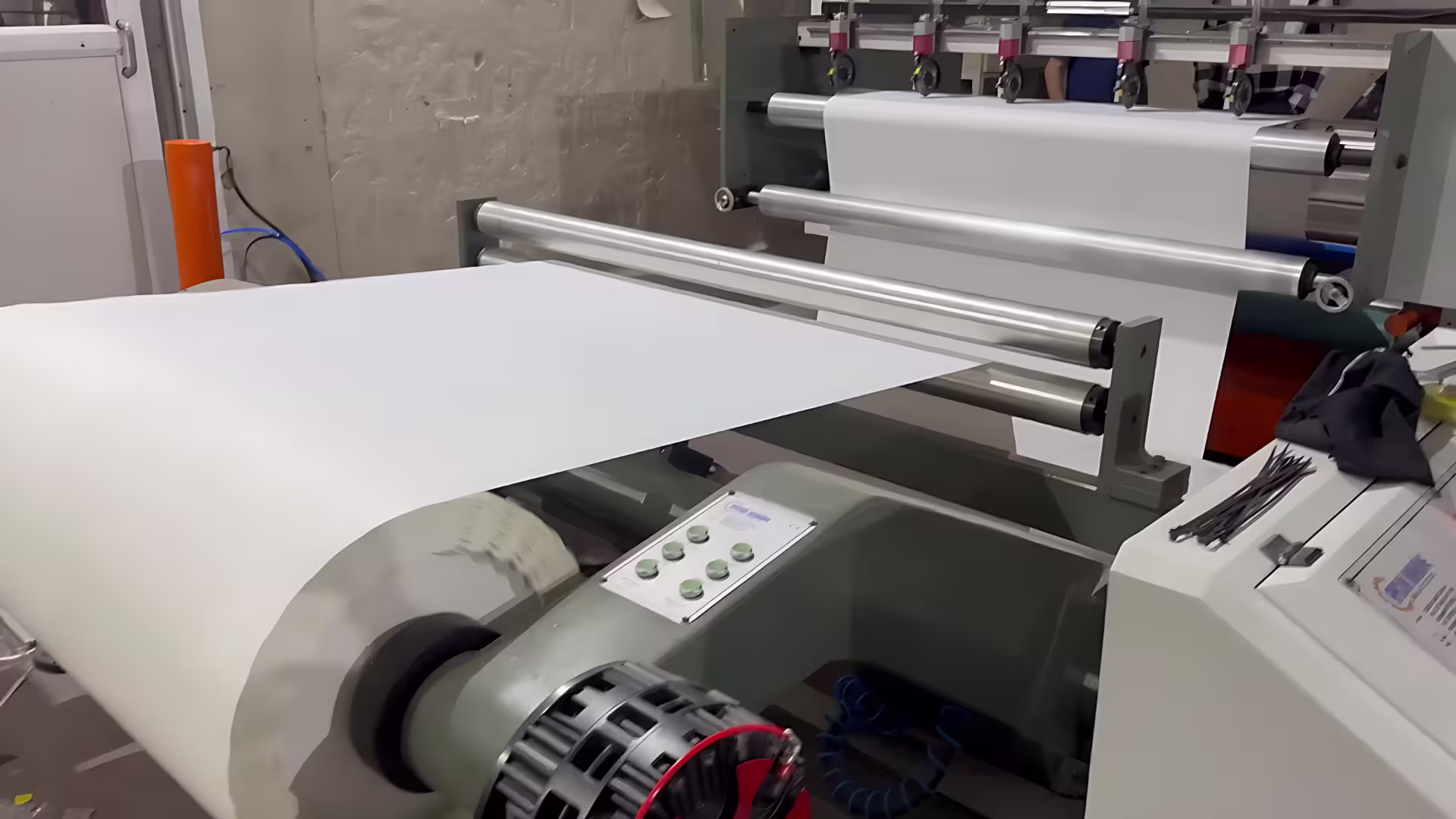 Jumbo paper slitting machine unwinding unit